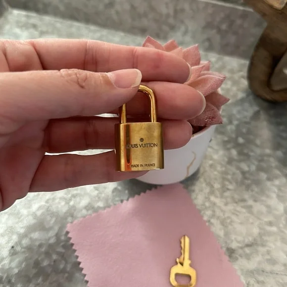 LV Lock & Key 320 - Picture 8 of 8